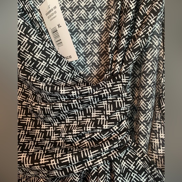 Ripe brand asymmetrical sleeveless black and white print top size XL nwt - Picture 2 of 4
